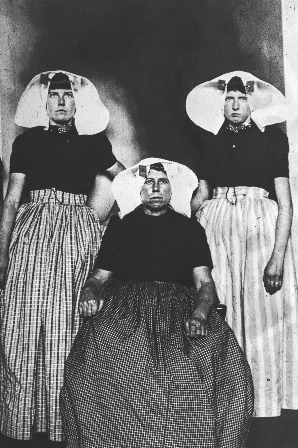 A mother and two daughters from Zuid-Beveland